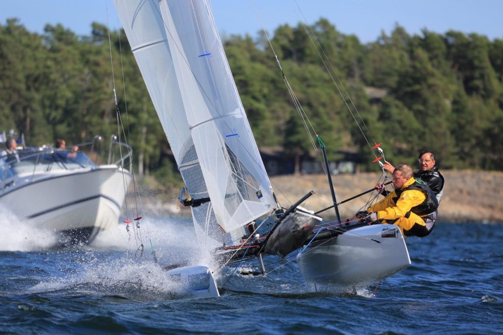 Fredrik Karlsson och Niklas Nordblom sliter i hårda förhållanden under Archipelago Raid 2020. Foto: Malcolm Hanes